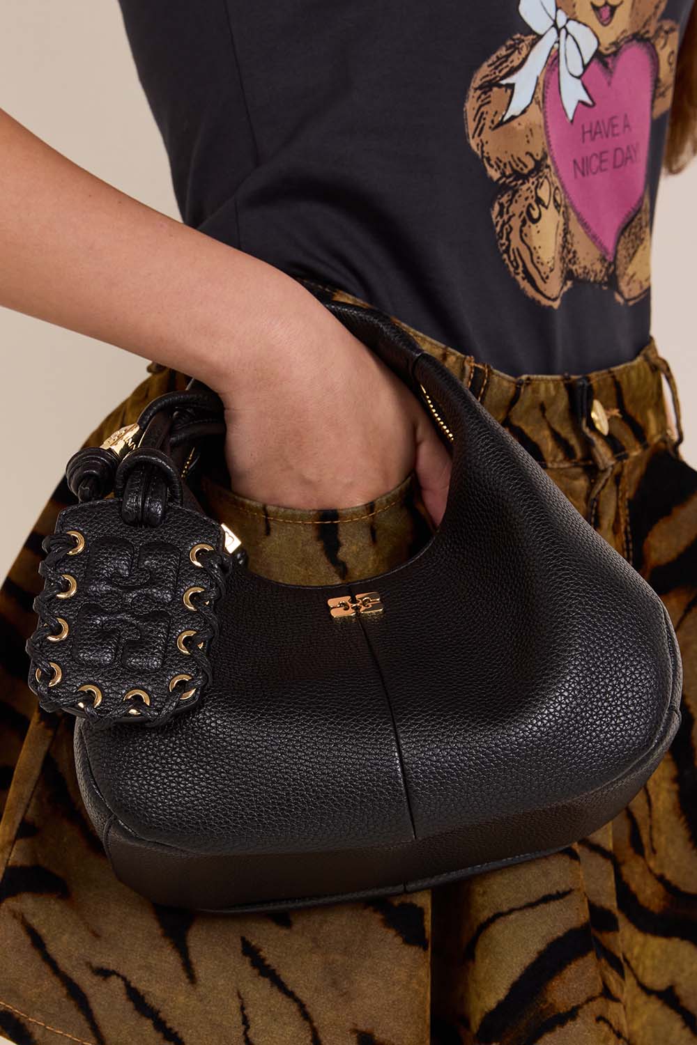 תמונת כל הלוק של תיק הובו מיני